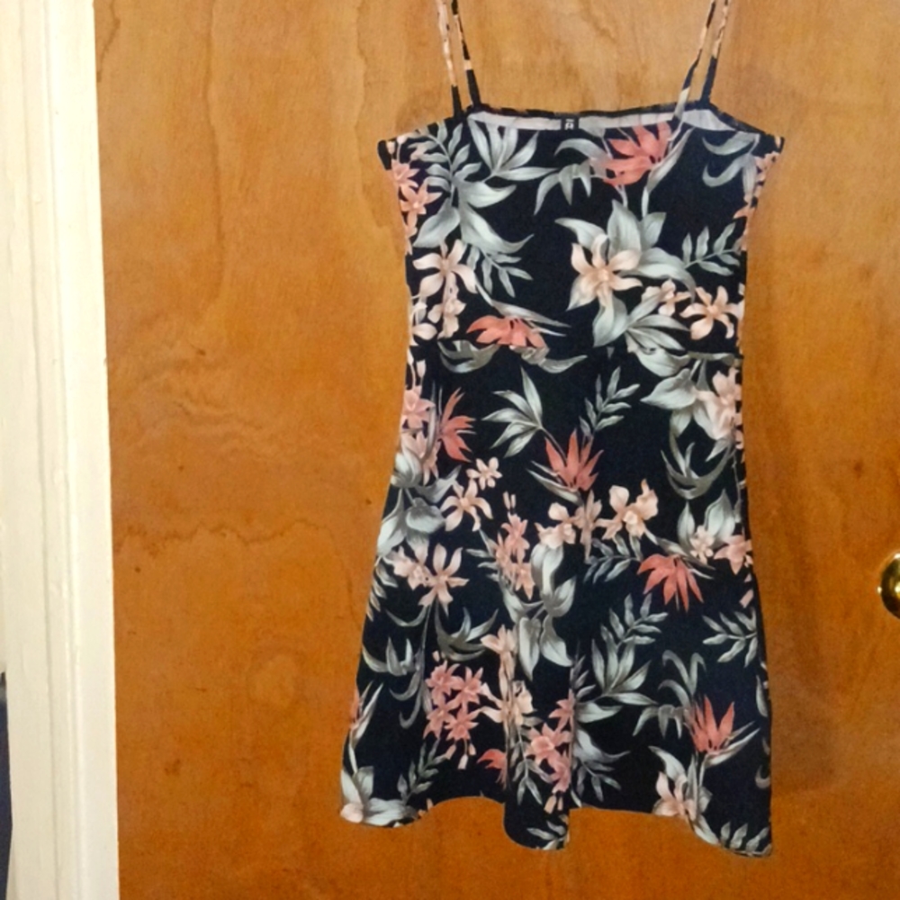 Cute spring/summer dress from H&M perfect 🥰 for the upcoming weather